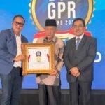 Wakil Gubernur Jambi Abdullah Sani saat menerima penghargaan TOP GOR Award 2025 karena Pemperov Jambi dinilai berhasil dalam mengelola digital komunikasi publik