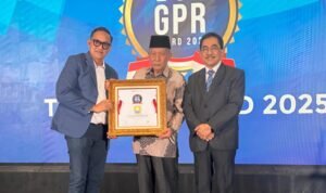 Wakil Gubernur Jambi Abdullah Sani saat menerima penghargaan TOP GOR Award 2025 karena Pemperov Jambi dinilai berhasil dalam mengelola digital komunikasi publik Wakil Gubernur Jambi Abdullah Sani saat menerima penghargaan TOP GOR Award 2025 karena Pemperov Jambi dinilai berhasil dalam mengelola digital komunikasi publik