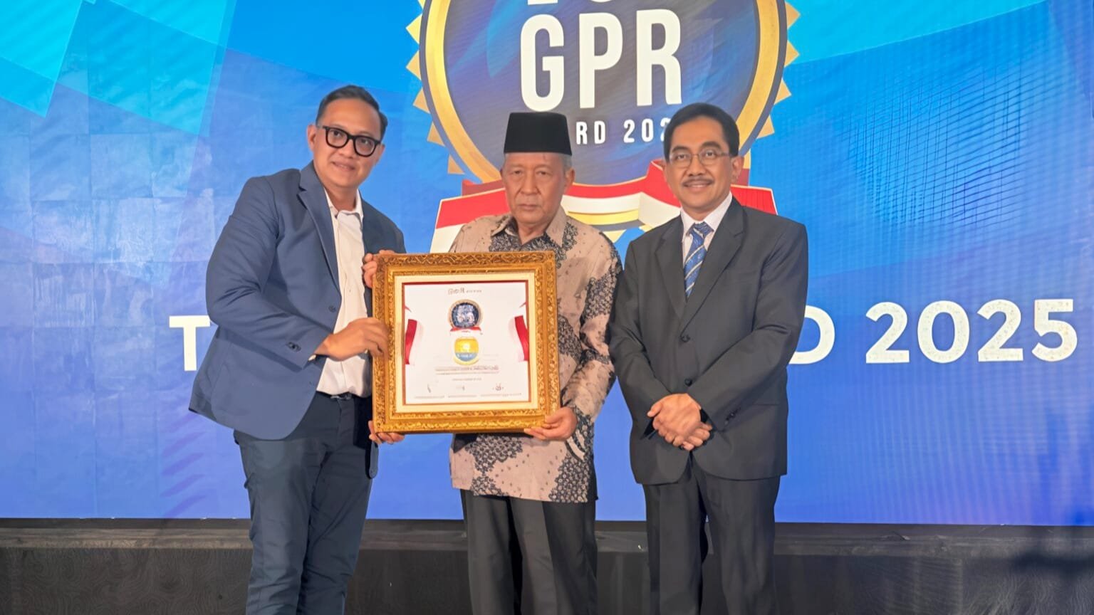 Wakil Gubernur Jambi Abdullah Sani saat menerima penghargaan TOP GOR Award 2025 karena Pemperov Jambi dinilai berhasil dalam mengelola digital komunikasi publik