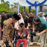 Gubernur Jambi Al Haris saat menyerahkan bantuan Dumisake Pendidikan kepada pelajar di Merangin