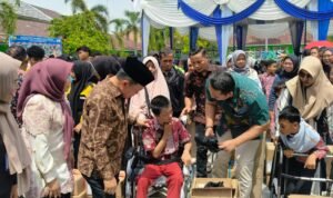 Gubernur Jambi Al Haris saat menyerahkan bantuan Dumisake Pendidikan kepada pelajar di Merangin Gubernur Jambi Al Haris saat menyerahkan bantuan Dumisake Pendidikan kepada pelajar di Merangin