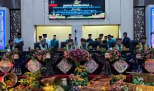 Gubernur Jambi Al Haris saat menghadiri rapat paripurna peringatan HUT ke-17 Kota Sungai Penuh