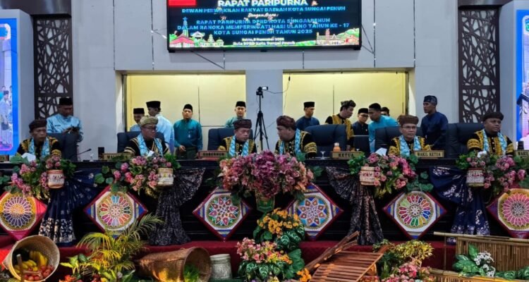 Gubernur Jambi Al Haris saat menghadiri rapat paripurna peringatan HUT ke-17 Kota Sungai Penuh