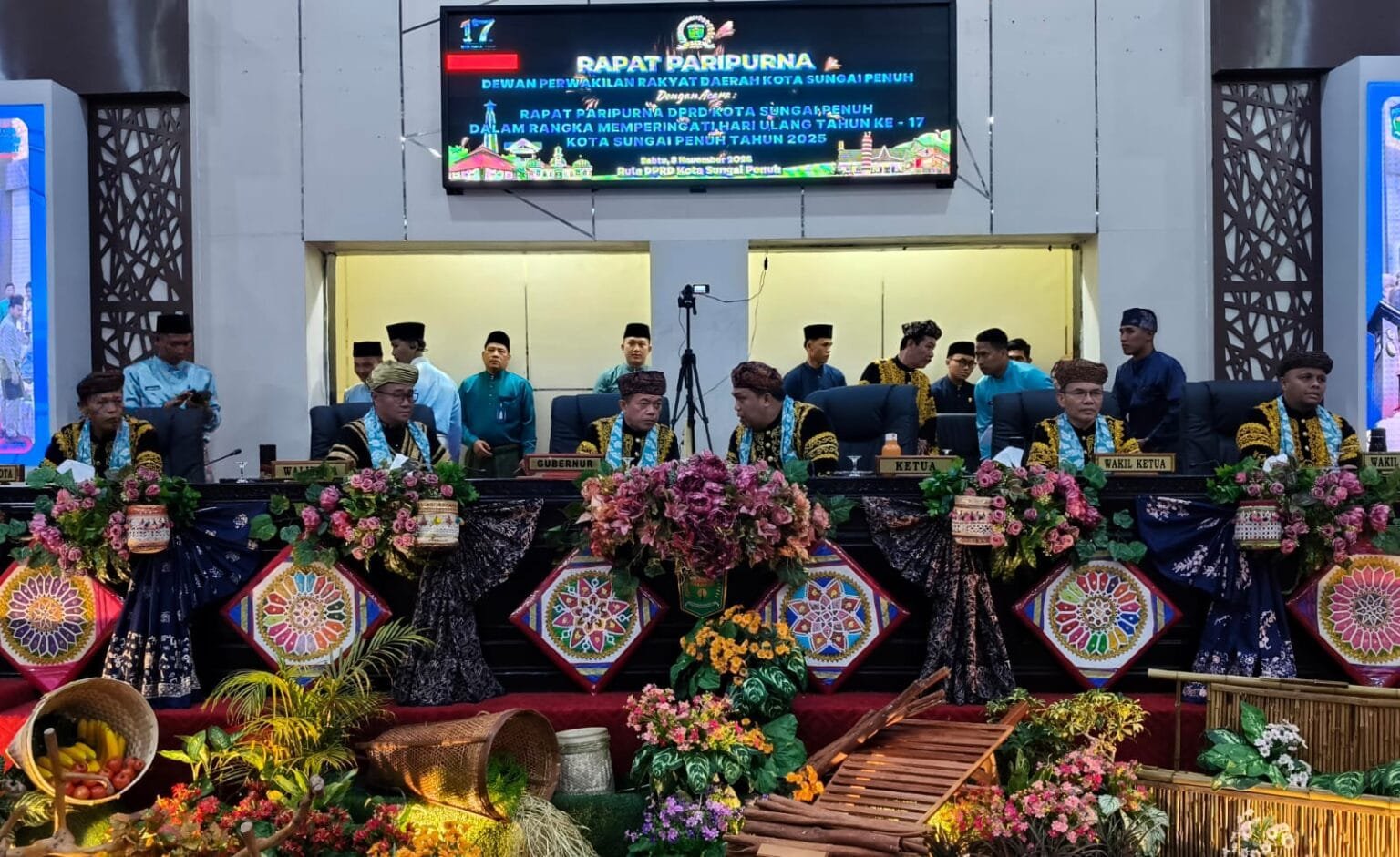 Gubernur Jambi Al Haris saat menghadiri rapat paripurna peringatan HUT ke-17 Kota Sungai Penuh