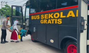 Anggota Satbrimob Polda Jambi saat menjemput salah satu pelajar untuk diantar ke sekolah menggunakan bus secara gratis Anggota Satbrimob Polda Jambi saat menjemput salah satu pelajar untuk diantar ke sekolah menggunakan bus secara gratis