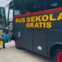 Anggota Satbrimob Polda Jambi saat menjemput salah satu pelajar untuk diantar ke sekolah menggunakan bus secara gratis