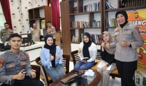 Kasetum Polda Jambi AKBP Herlinawati bersama pengunjung usai peluncuran ruang KANTI Kasetum Polda Jambi AKBP Herlinawati bersama pengunjung usai peluncuran ruang KANTI