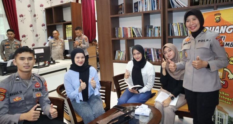 Kasetum Polda Jambi AKBP Herlinawati bersama pengunjung usai peluncuran ruang KANTI