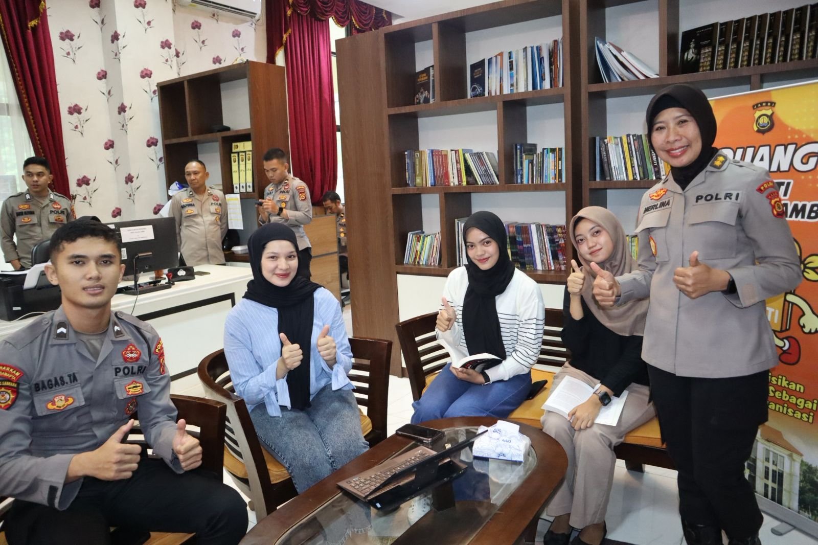 Kasetum Polda Jambi AKBP Herlinawati bersama pengunjung usai peluncuran ruang KANTI