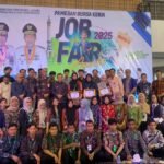Gubernur Jambi Al Haris foto bersama usai membuka Pameran Bursa Kerja (Job Fair) Tahun 2025