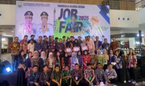 Gubernur Jambi Al Haris foto bersama usai membuka Pameran Bursa Kerja (Job Fair) Tahun 2025 Gubernur Jambi Al Haris foto bersama usai membuka Pameran Bursa Kerja (Job Fair) Tahun 2025