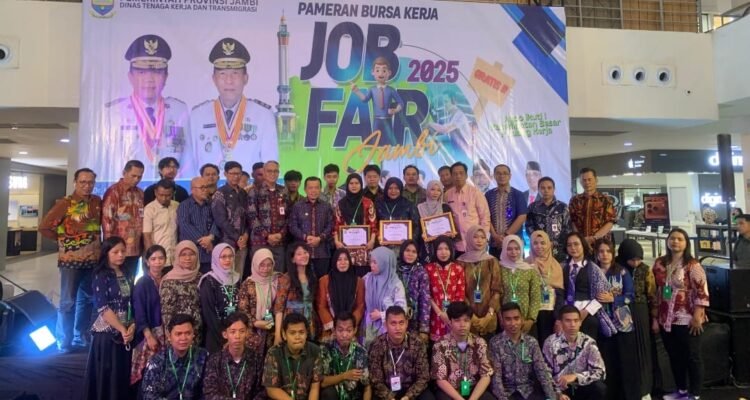 Gubernur Jambi Al Haris foto bersama usai membuka Pameran Bursa Kerja (Job Fair) Tahun 2025
