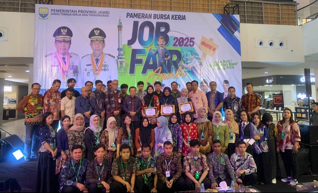Gubernur Jambi Al Haris foto bersama usai membuka Pameran Bursa Kerja (Job Fair) Tahun 2025