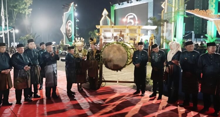 Gubernur Jambi Al Haris bersama Wakil Gubernur Abdullah Sani saat pembukaan Musabaqah Tilawatil Qur’an (MTQ) ke-54 Tingkat Provinsi Jambi di Kabupaten Muaro Jambi