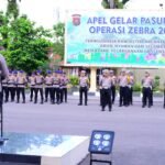 Kapolda Jambi Irjen Pol Krisno H Siregar saat memimpin apel Gelar Pasukan Kewilayahan “Operasi Zebra Siginjai 2025”