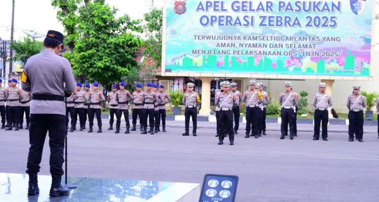 Kapolda Jambi Irjen Pol Krisno H Siregar saat memimpin apel Gelar Pasukan Kewilayahan “Operasi Zebra Siginjai 2025”
