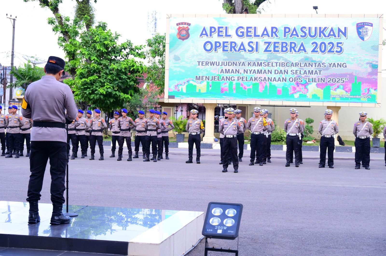 Kapolda Jambi Irjen Pol Krisno H Siregar saat memimpin apel Gelar Pasukan Kewilayahan “Operasi Zebra Siginjai 2025”
