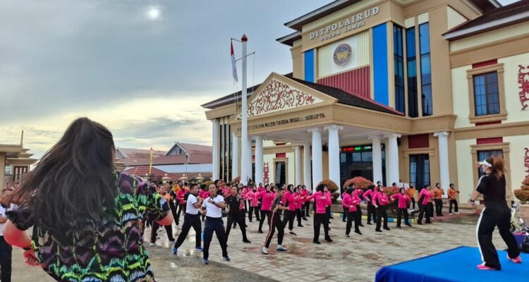 Ditpolairud Polda Jambi menggelar olahraga bersama instansi maritim lainnya sebagai bagian dari peringatan HUT ke-75 Polairud