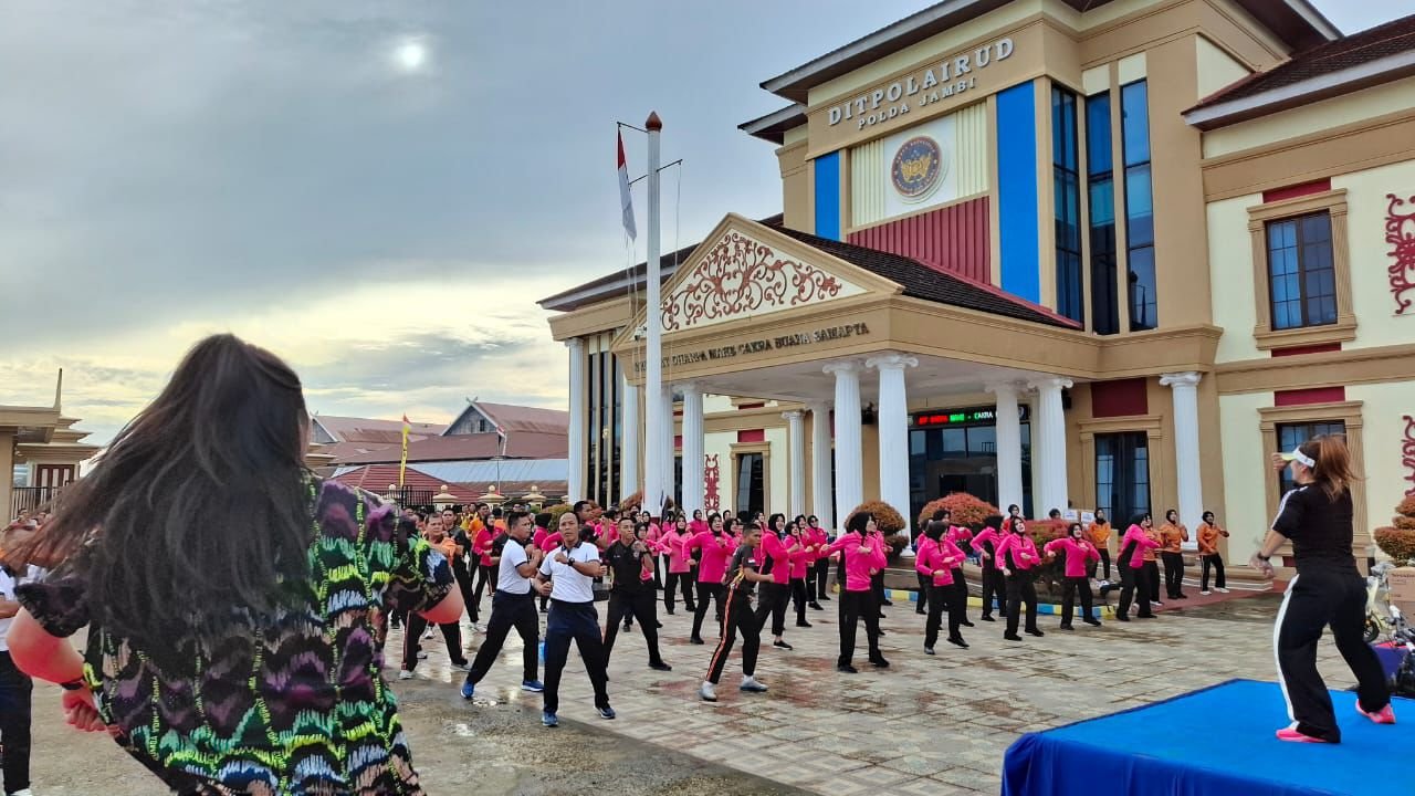 Ditpolairud Polda Jambi menggelar olahraga bersama instansi maritim lainnya sebagai bagian dari peringatan HUT ke-75 Polairud