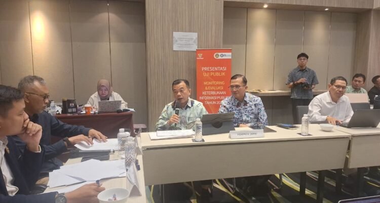 Gubernur Jambi Al Haris saat memaparkan kebijakan Pemerintah Provinsi Jambi dalam mewujudkan pemerintahan yang terbuka pada Presentasi Uji Publik Monev Keterbukaan Informasi Publik 2025
