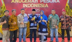Wakil Bupati Merangin A Khafid bersama owner Farenza Garden, Satia Hadinata usai menerima penghargaan Anugerah Pesona Indonesia (API) Awards 2025 kategori Destinasi Kreatif