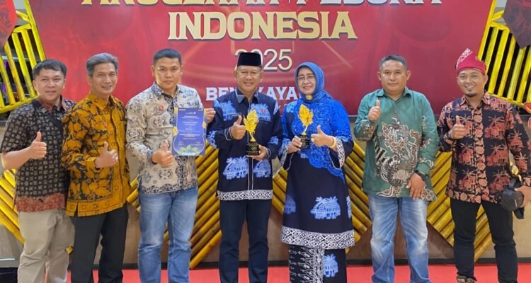 Wakil Bupati Merangin A Khafid bersama owner Farenza Garden, Satia Hadinata usai menerima penghargaan Anugerah Pesona Indonesia (API) Awards 2025 kategori Destinasi Kreatif