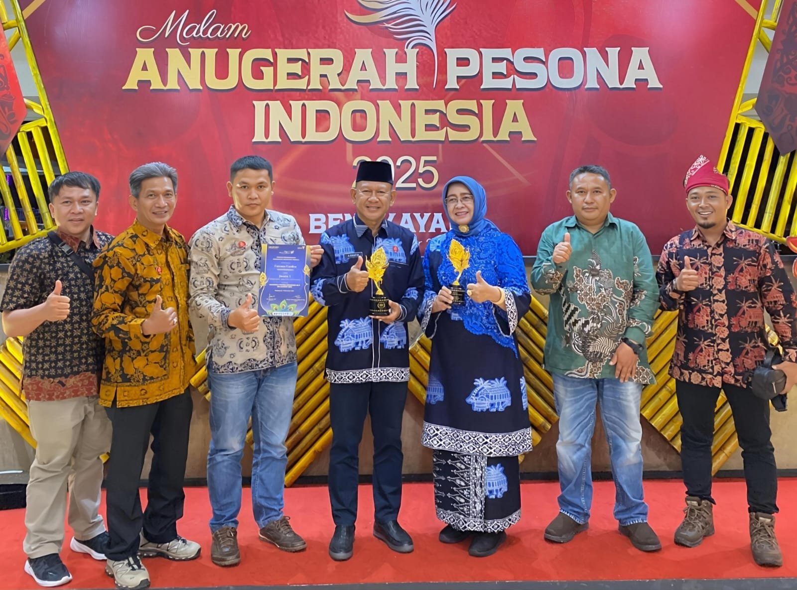 Wakil Bupati Merangin A Khafid bersama owner Farenza Garden, Satia Hadinata usai menerima penghargaan Anugerah Pesona Indonesia (API) Awards 2025 kategori Destinasi Kreatif