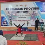 Salah satu lifter saat beraksi di Kejurprov angkat besi Jambi Salah satu lifter saat beraksi di Kejurprov angkat besi Jambi