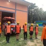 Anggota SAR Bungo bersiap melakukan pencarian bocah tenggelam di sungai Batang Tebo, Kabupaten Bungo