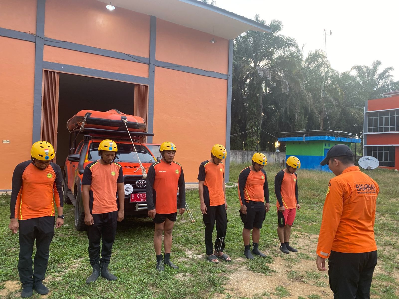 Anggota SAR Bungo bersiap melakukan pencarian bocah tenggelam di sungai Batang Tebo, Kabupaten Bungo