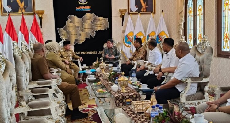 Gubernur Jambi, Al Haris saat beraudiensi dengan jajaran pimpinan dan direksi PT Semen Baturaja