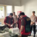 Tim penyidik Pidsus Kejari Jambi saat memeriksa berkas di kantor pengelola Pasar Angso Duo Jambi