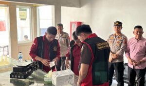 Tim penyidik Pidsus Kejari Jambi saat memeriksa berkas di kantor pengelola Pasar Angso Duo Jambi Tim penyidik Pidsus Kejari Jambi saat memeriksa berkas di kantor pengelola Pasar Angso Duo Jambi