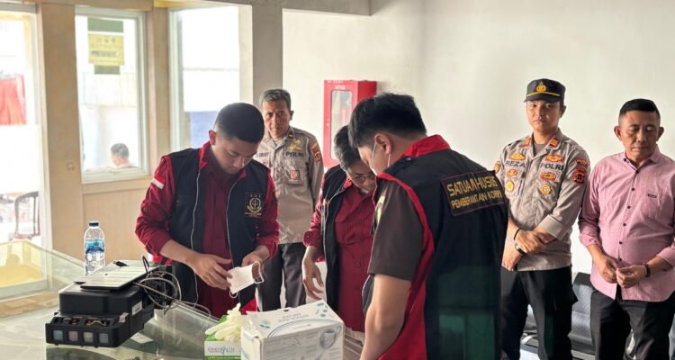 Tim penyidik Pidsus Kejari Jambi saat memeriksa berkas di kantor pengelola Pasar Angso Duo Jambi