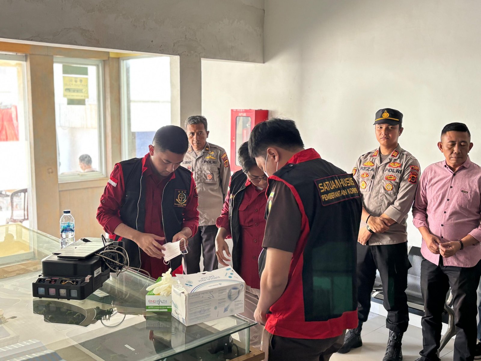 Tim penyidik Pidsus Kejari Jambi saat memeriksa berkas di kantor pengelola Pasar Angso Duo Jambi