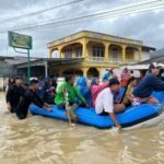 Anggota Sat Brimob Polda Jambi saat mengevakuasi korban banjir di Kerinci Anggota Sat Brimob Polda Jambi saat mengevakuasi korban banjir di Kerinci