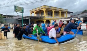 Anggota Sat Brimob Polda Jambi saat mengevakuasi korban banjir di Kerinci Anggota Sat Brimob Polda Jambi saat mengevakuasi korban banjir di Kerinci