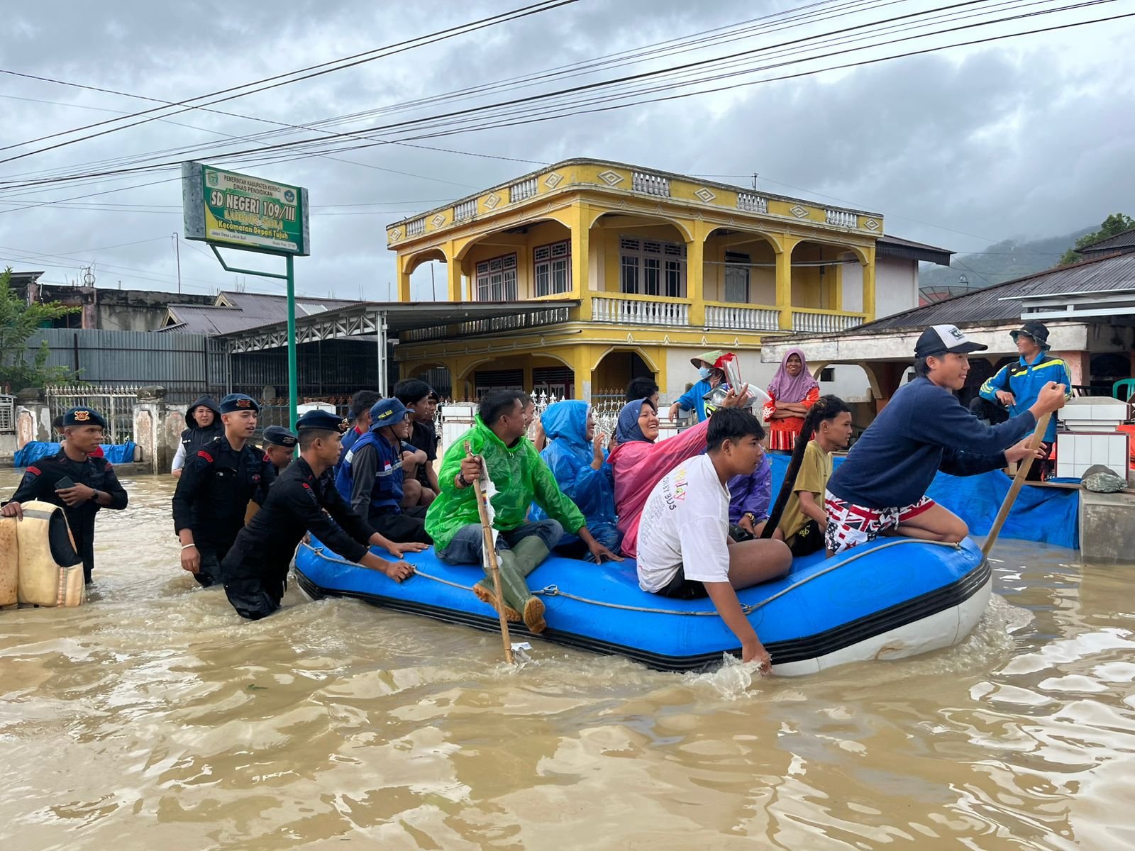 Anggota Sat Brimob Polda Jambi saat mengevakuasi korban banjir di Kerinci