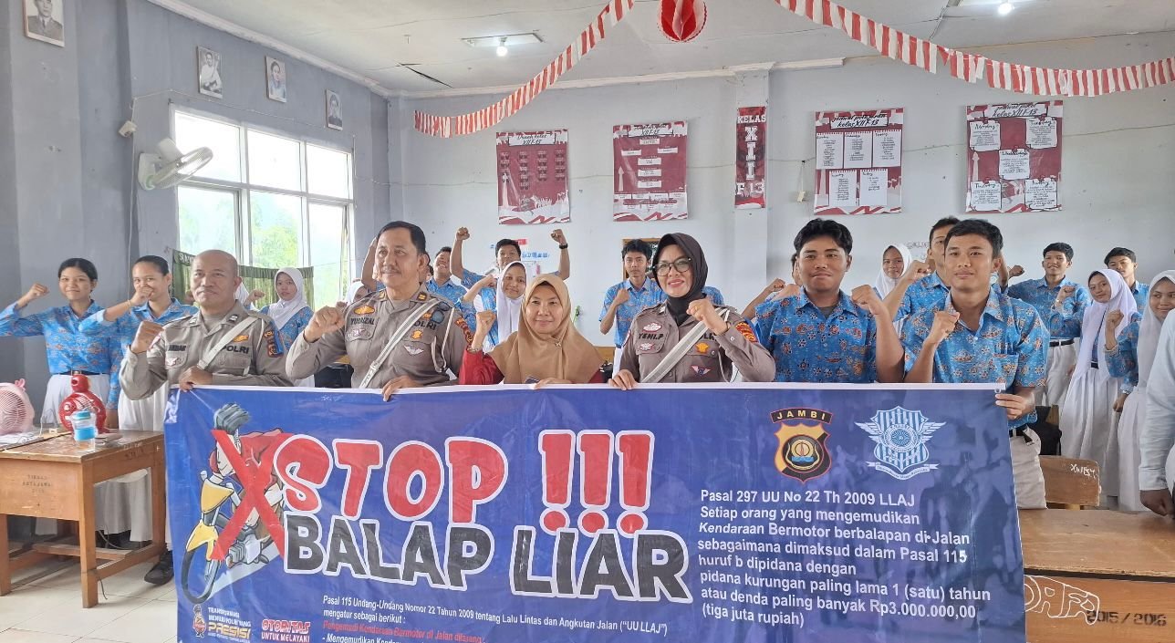 Sosialisasi tertib berlalu lintas Ditlantas Polda Jambi di SMAN 2 Kota Jambi