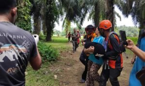 Proses evakuasi jenazah korban tenggelam di sungai Batang Tebo, Kabupaten Bungo Proses evakuasi jenazah korban tenggelam di sungai Batang Tebo, Kabupaten Bungo