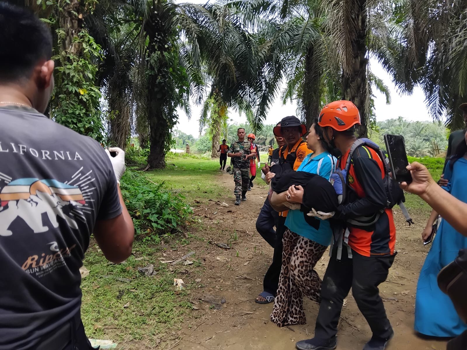 Proses evakuasi jenazah korban tenggelam di sungai Batang Tebo, Kabupaten Bungo