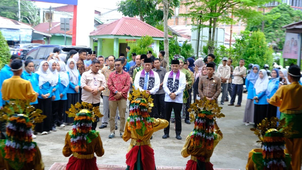 Wakil Gubernur Jambi, Abdullah Sani tiba di Kabupaten Tanjung Jabung Barat umtik menyalurkan bantuan Dumisake Pendidikan kepada 503 siswa SMA, SMK, dan SLB