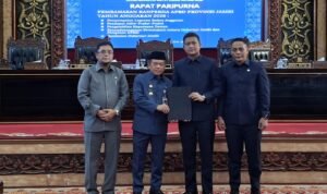 Penyerahan berita acara Ranperda APBD Provinsi Jambi kepada Gubernur Jambi Penyerahan berita acara Ranperda APBD Provinsi Jambi kepada Gubernur Jambi