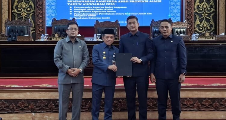 Penyerahan berita acara Ranperda APBD Provinsi Jambi kepada Gubernur Jambi