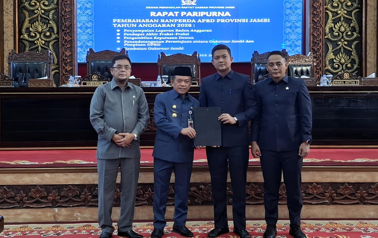 Penyerahan berita acara Ranperda APBD Provinsi Jambi kepada Gubernur Jambi