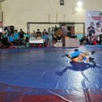 Dua atlet saat berlaga pada Kejurprov Gulat Jambi tahun 2025
