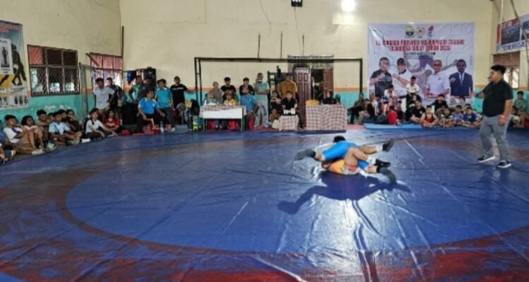 Dua atlet saat berlaga pada Kejurprov Gulat Jambi tahun 2025
