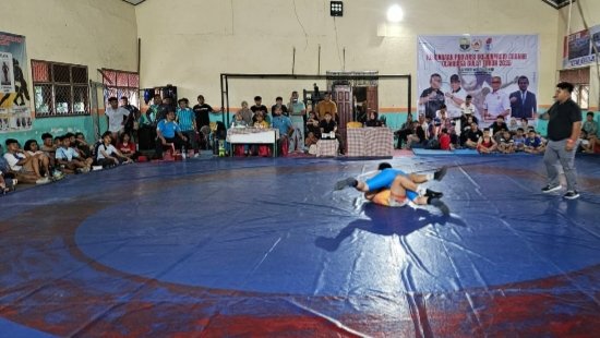 Dua atlet saat berlaga pada Kejurprov Gulat Jambi tahun 2025