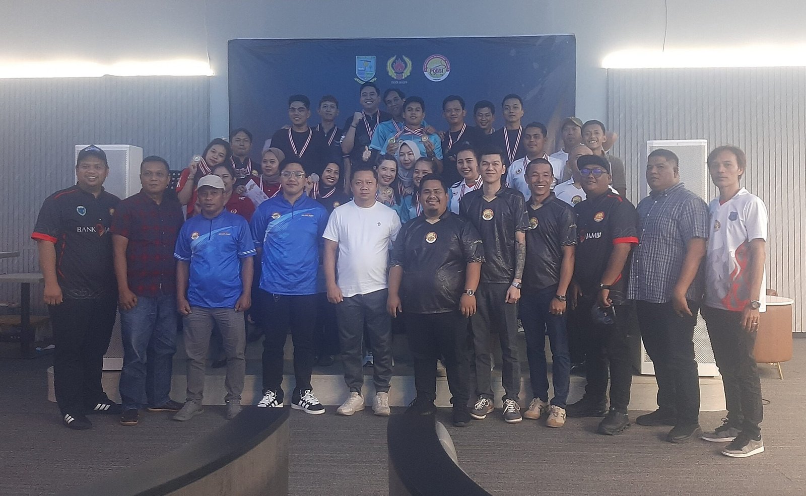 Foto bersama pengurus POBSI Jambi dan pemenang Kejurprov Biliar Jambi tahun 2025