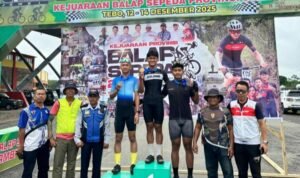 Foto bersama usai penyerahan medali kepada para pemenang lomba Foto bersama usai penyerahan medali kepada para pemenang lomba